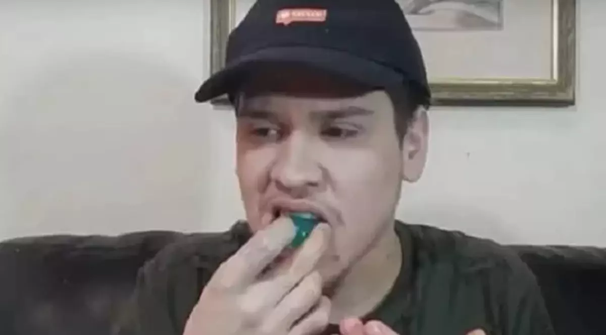 Tide pod challenge - provocarea periculoasă de pe internet: adolescenții mușcă din capsulele cu detergent
