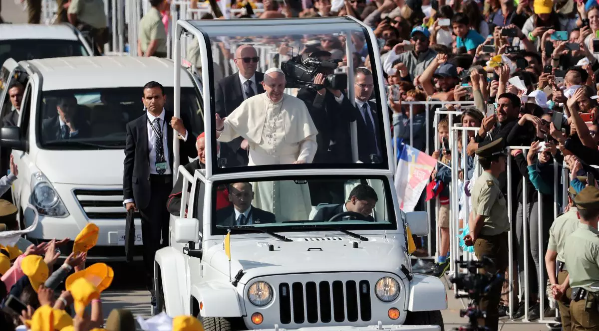 Papa Francisc a sărit în ajutorul unui polițist