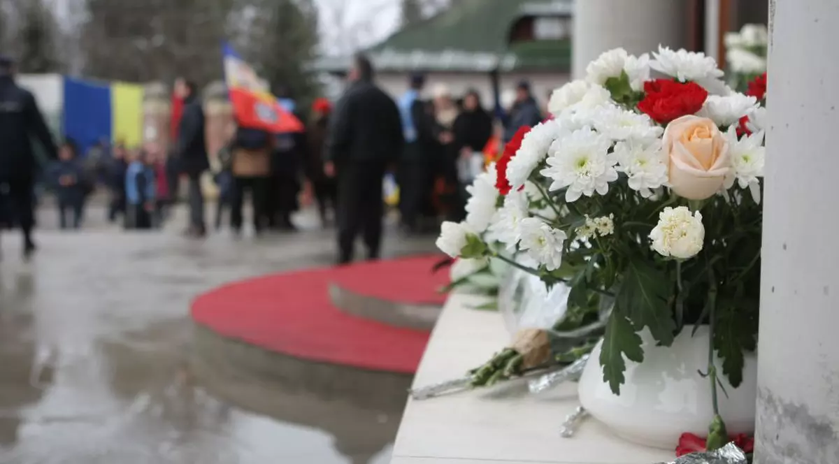 GALERIE FOTO/ Sute de oameni au venit la parastasul de 40 de zile de la moartea Regelui Mihai