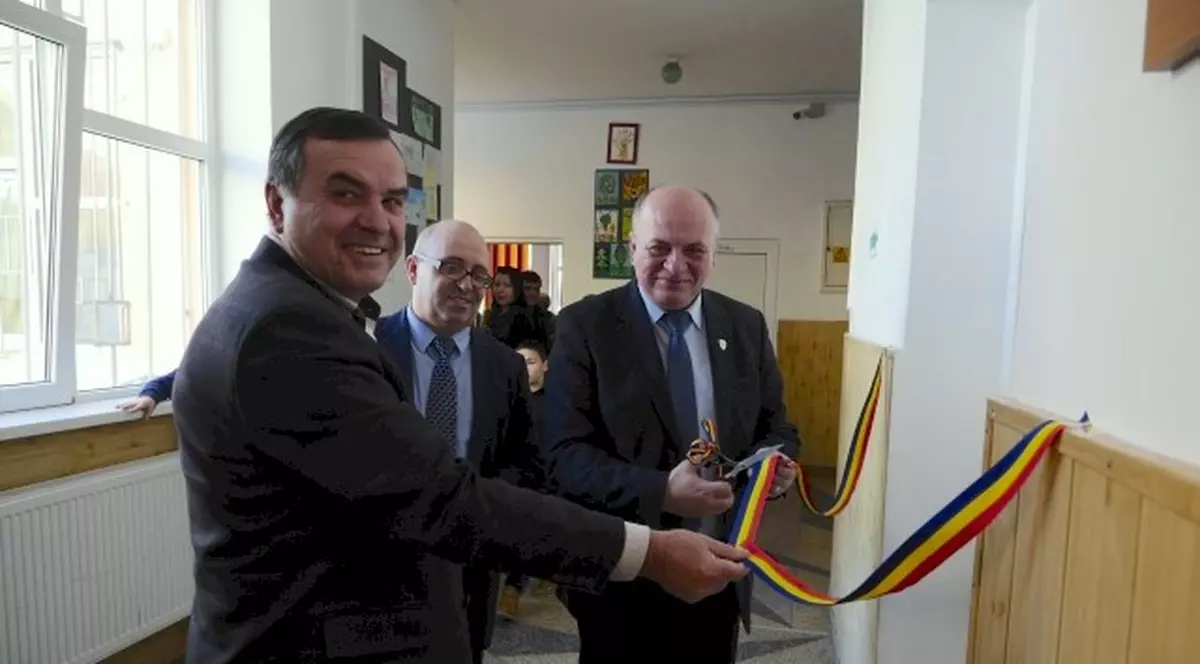 Primarul din Piatra Neamț a inaugurat trei toalete la o școală gimnazială