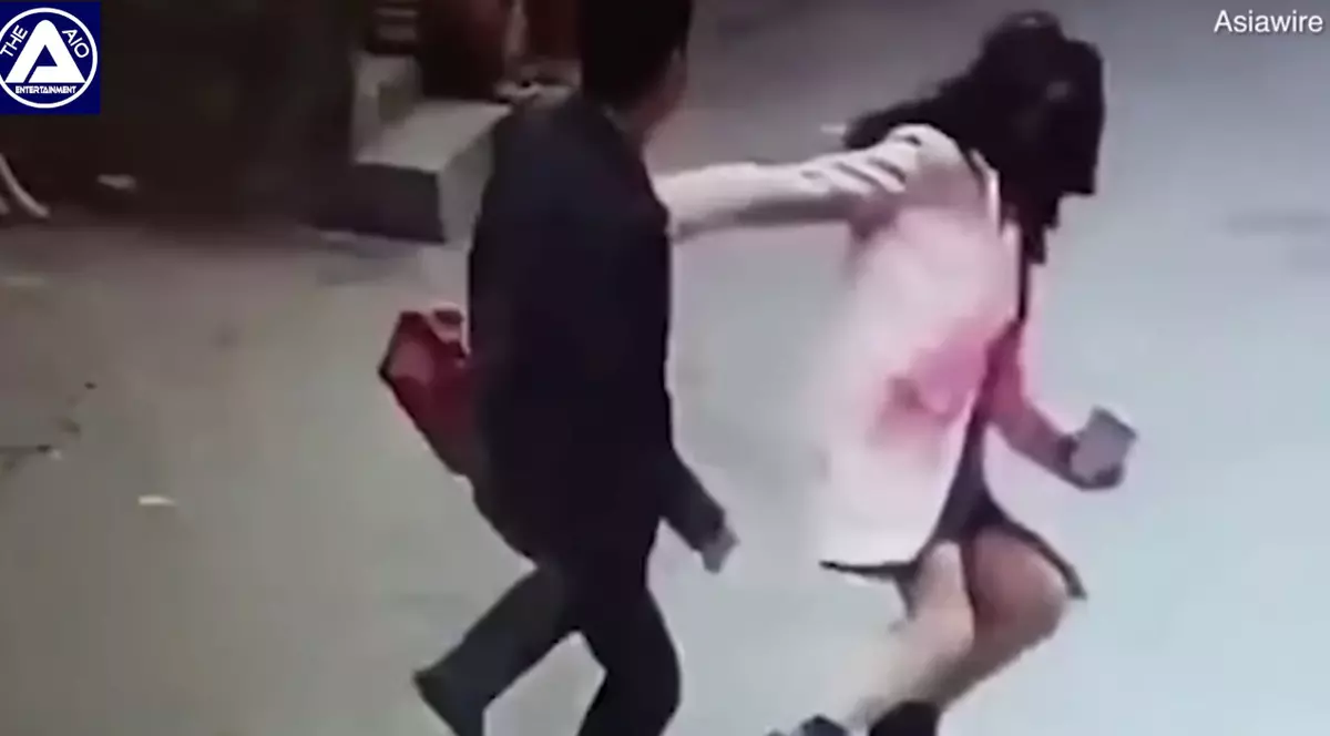 Proprietarul unui magazin online din China a bătut o clientă