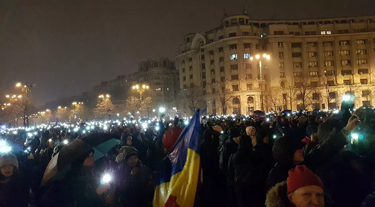 FOTO&VIDEO/ Protest în Bucureşti. Peste 30.000 de oameni au ieșit în stradă, sâmbătă seară