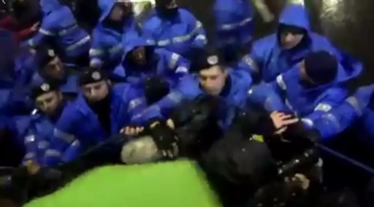 Dosar penal în cazul jandarmului care ar fi lovit protestatari.