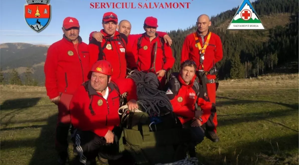 Un turist ceh, salvat de salvamontiştii din Borşa, le-a donat un snowmobil şi o targă pe schiuri