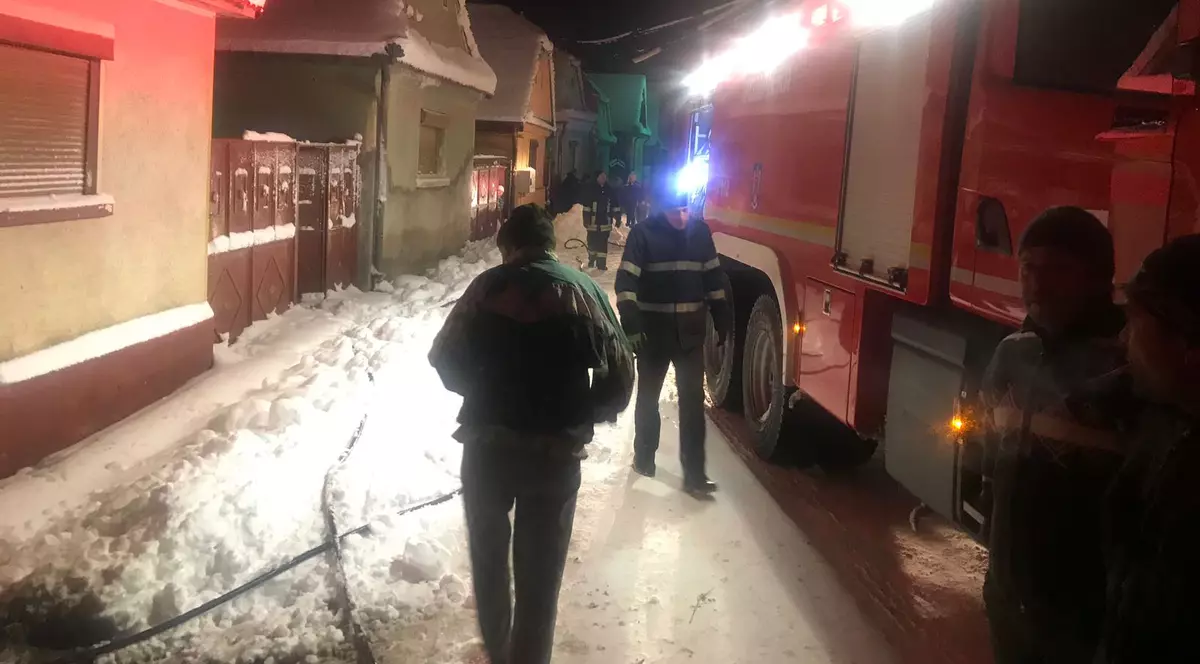 Un bărbat a murit carbonizat după ce şi-a incendiat casa. Mama sa a reuşit să se salveze