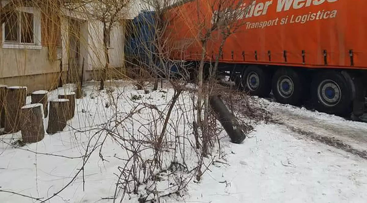 Un autotren a derapat în Vrancea și s-a înfipt într-un bloc de locuințe
