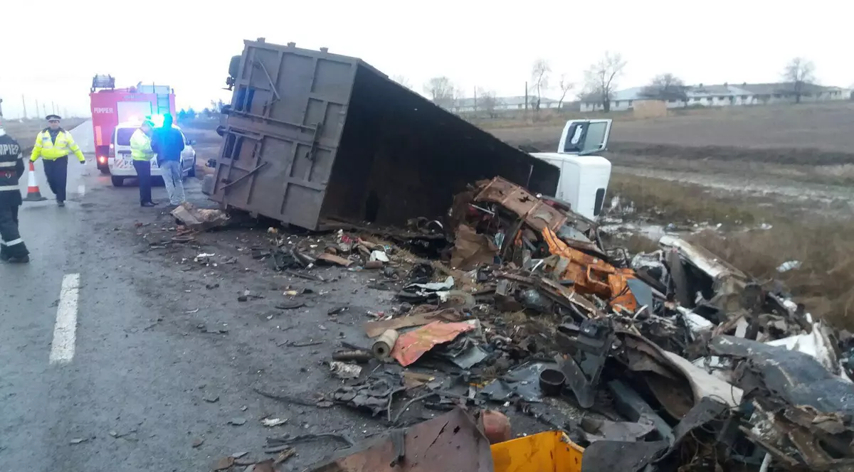 Un șofer sârb cu drept de ședere în Focșani s-a răsturnat cu TIR-ul pe o șosea din Brăila. Bărbatul era obosit și băut