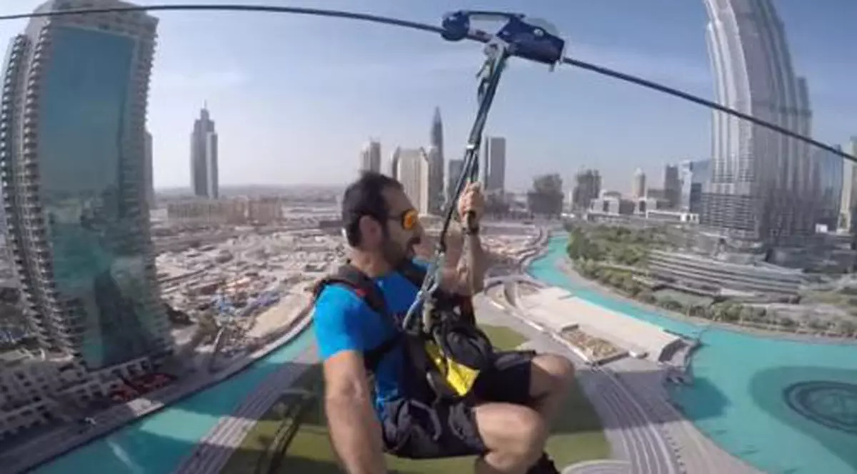 VIDEO | Cea mai lungă tiroliană urbană din lume. Uite ce vedete au avut parte de senzații tari