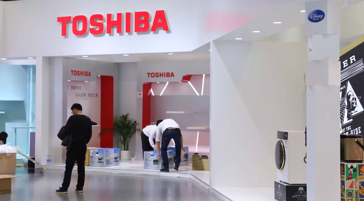 Toshiba vinde Westinghouse, divizia de reactoare nucleare care era să îngroape grupul japonez. Logo Toshiba la o expoziție
