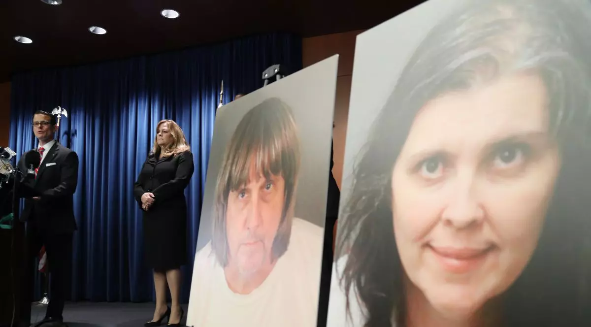 Părinții care și-ar fi ținut cei 13 copii sechestrați și i-ar fi torturat