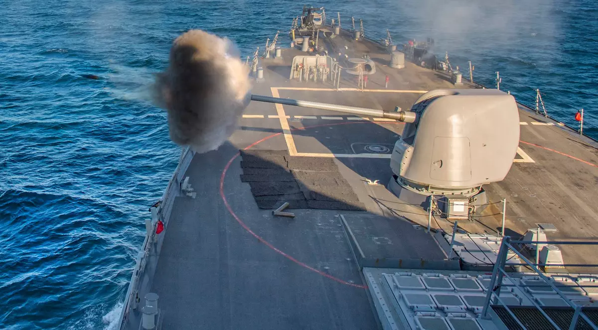 FOTO | Un distrugător american, identic cu cel de pe care fost lansate atacuri în Siria, a intrat în Marea Neagră