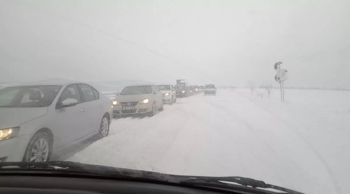 Blocaj pe DN 24 Iași - Vaslui, la limita dintre județe, din cauza viscolului. S-au format cozi kilometrice de mașini