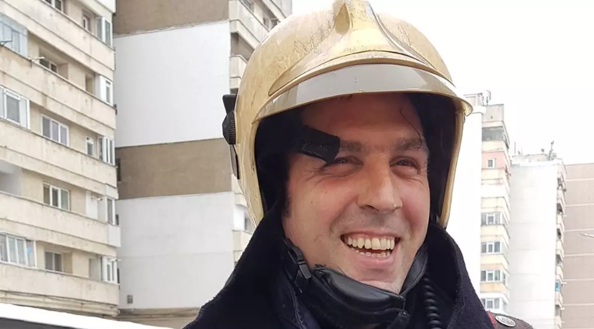 Pui de pisică salvat de pompierii din Bacău dintr-un apartament în flăcări