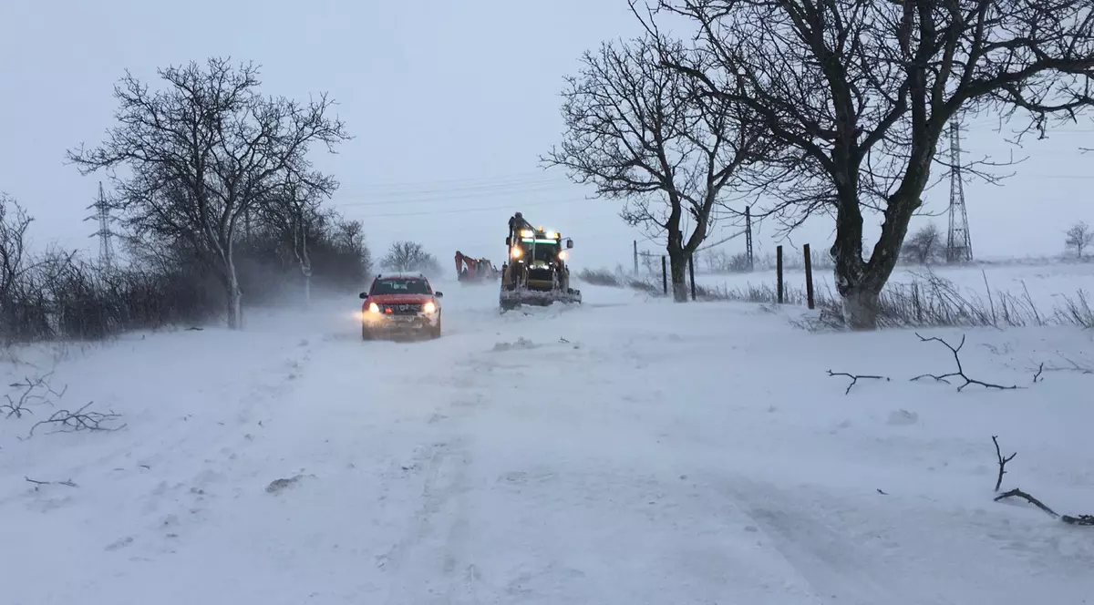 Mașini blocate de aproape șapte ore la zona Cataloi-Tulcea din cauza viscolului