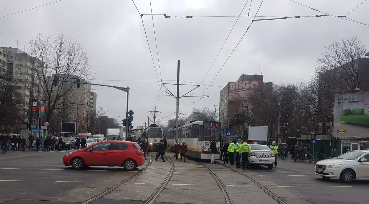 O tânără a fost lovită de tramvaiului 41. Circulația a fost oprită timp de aproape o oră pentru efectuarea cercetărilor