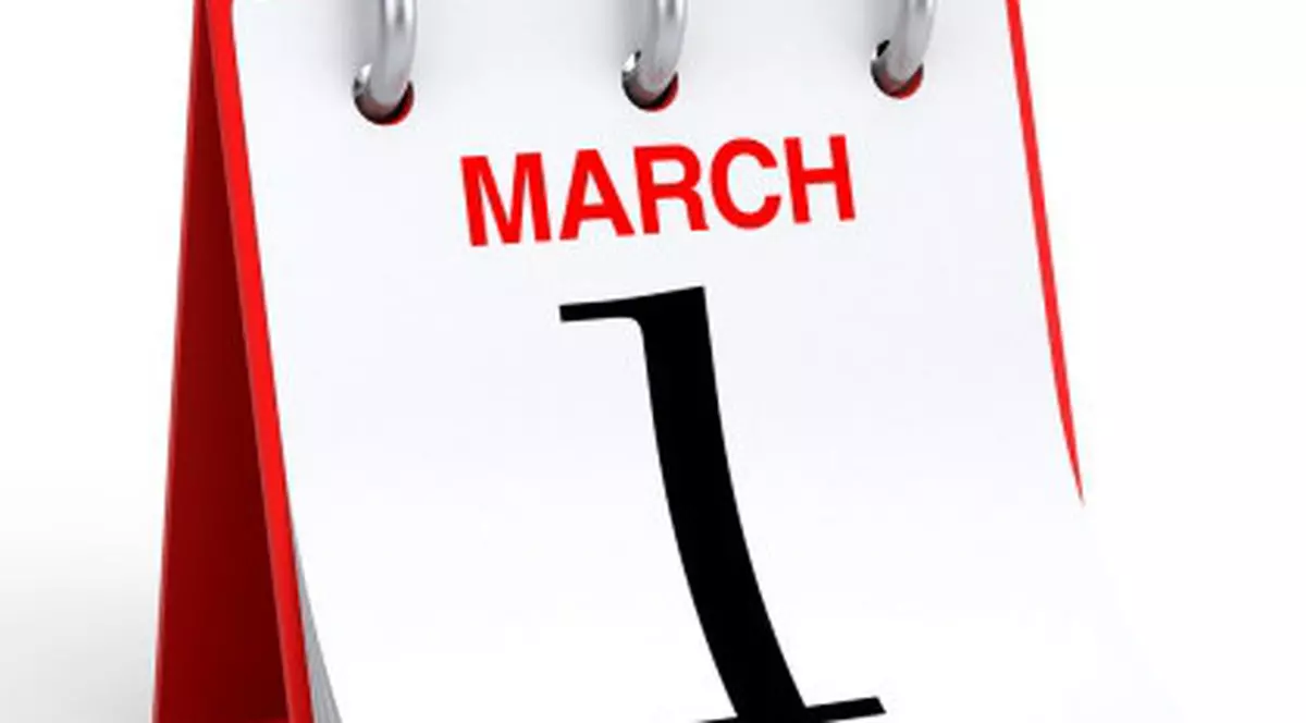 Urări în versuri pentru doamne de la polițiștii din Argeș: "Un agent de Rutieră/ Dirijând mașini de zor/ Observă un colț de floare/ Lâng-un stâlp de semafor..."