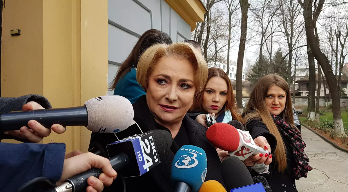 reşedintele Klaus Iohannis trebuie să aştepte şi el finalizarea anchetei Inspecţiei Judiciare şi este nevoie, totodată, de anchetă parlamentară în ceea ce priveşte activitatea unor instituţii, a declarat luni preşedintele Camerei Deputaţilor, Liviu Dragnea, lider al PSD. "Eu cred că şi preşedintele, cred, nu îi dau sfaturi, trebuie să aştepte cu maxim interes să se finalizeze ancheta, care înţeleg că a început - ancheta Inspecţiei Judiciare. Nu poate fi trecută cu vederea, nici nu poate fi abordarea că nimic nu s-a întâmplat sau că nimic nu se întâmplă acolo, pentru că sunt lucruri care, dacă se dovedesc reale, sunt foarte grave", a afirmat Dragnea, la sediul central al PSD. Întrebat dacă este nevoie şi de o anchetă parlamentară în ceea ce priveşte "abuzul" unor instituţii, el a răspuns: "Da, este nevoie de o anchetă parlamentară atât în ceea ce priveşte activitatea SPP-ului, şi internă şi activitatea desfăşurată în afara limitelor legale şi constituţionale, cât şi despre relaţionarea unor instituţii şi a unor şefi din diverse instituţii care se pare că acţionează într-un mod ilegal", a detaliat preşedintele Camerei Deputaţilor, care a adăugat că o comisie de anchetă este suficientă. El nu a dorit să precizeze dacă se referă în mod concret la DNA. "Am spus că se pare că unii acţionează ilegal. Dacă se face această comisiei de anchetă, şi sper să se facă, atunci sper să avem nişte concluzii mult mai serioase", a răspuns Liviu Dragnea, întrebat dacă se referă şi la o comisie de anchetă privind activitatea DNA.