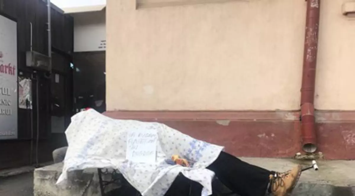 Cu manechinul “mort”, la cerșit pe străzile din Brăila