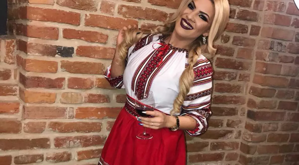 Ea este una dintre cele mai sexy artiste de muzică populară din Hunedoara. La 21 de ani se bucură de un succes răsunător