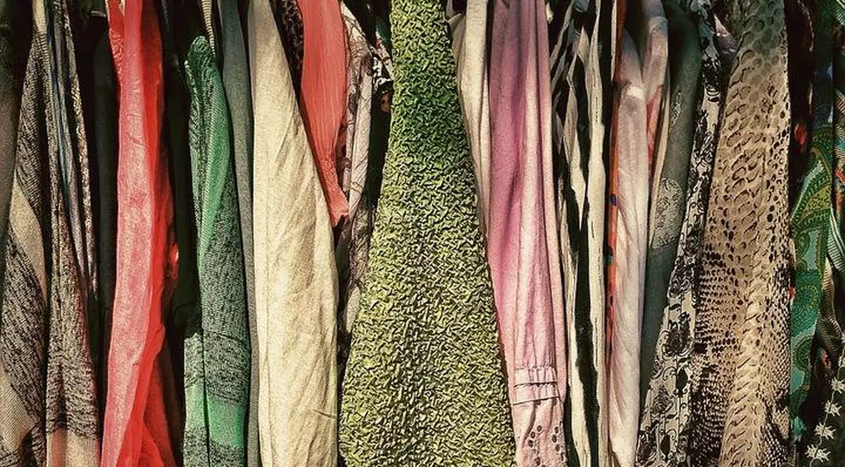 Un studiu Eurostat arată că hainele sunt cu aproape 10% mai ieftine în ţara noastră, faţă de media Uniunii Europene, în schimb, încălţămintea este mai scumpă decât media europeană, în condiţiile în care România are al treilea cel mai mic salariu pe economie din UE.