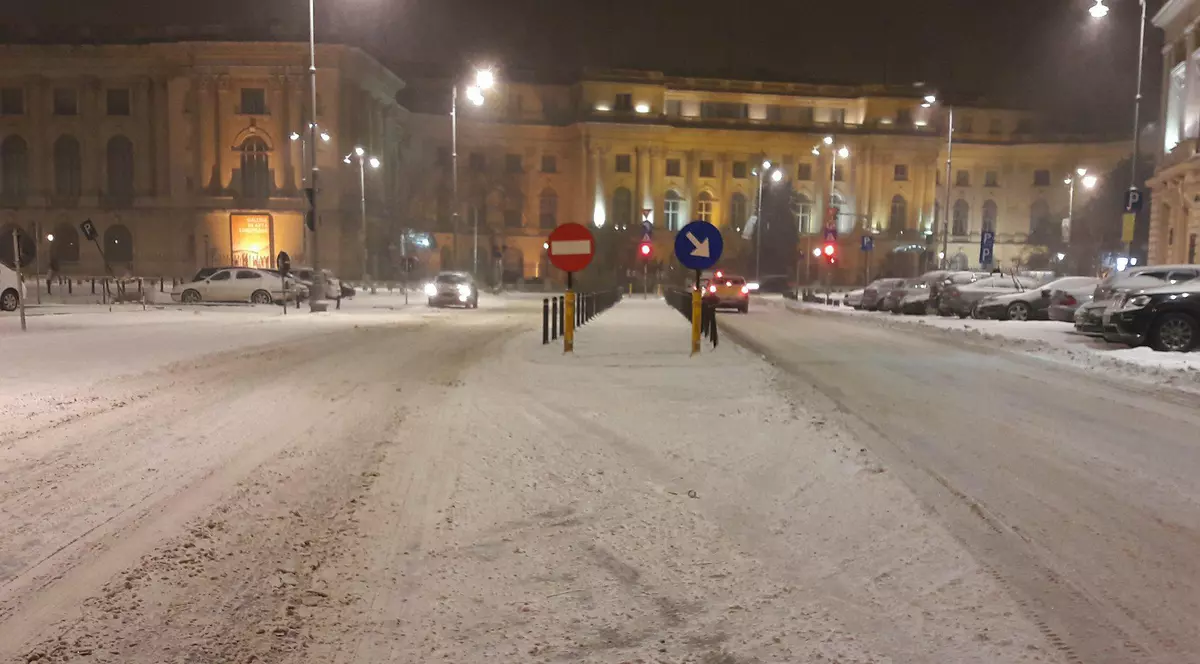 Aproape 350 de utilaje de deszăpezire și peste 1000 de operatori manuali acționează noaptea aceasta în Capitală