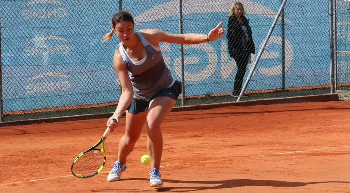 Ioana Loredana Roșca, câștigătoarea probei de dublu junioare la Roland Garros 2014, luptă ca să poată juca tenis. E studentă, a lucrat barmaniță în Spania și strânge bani pe internet