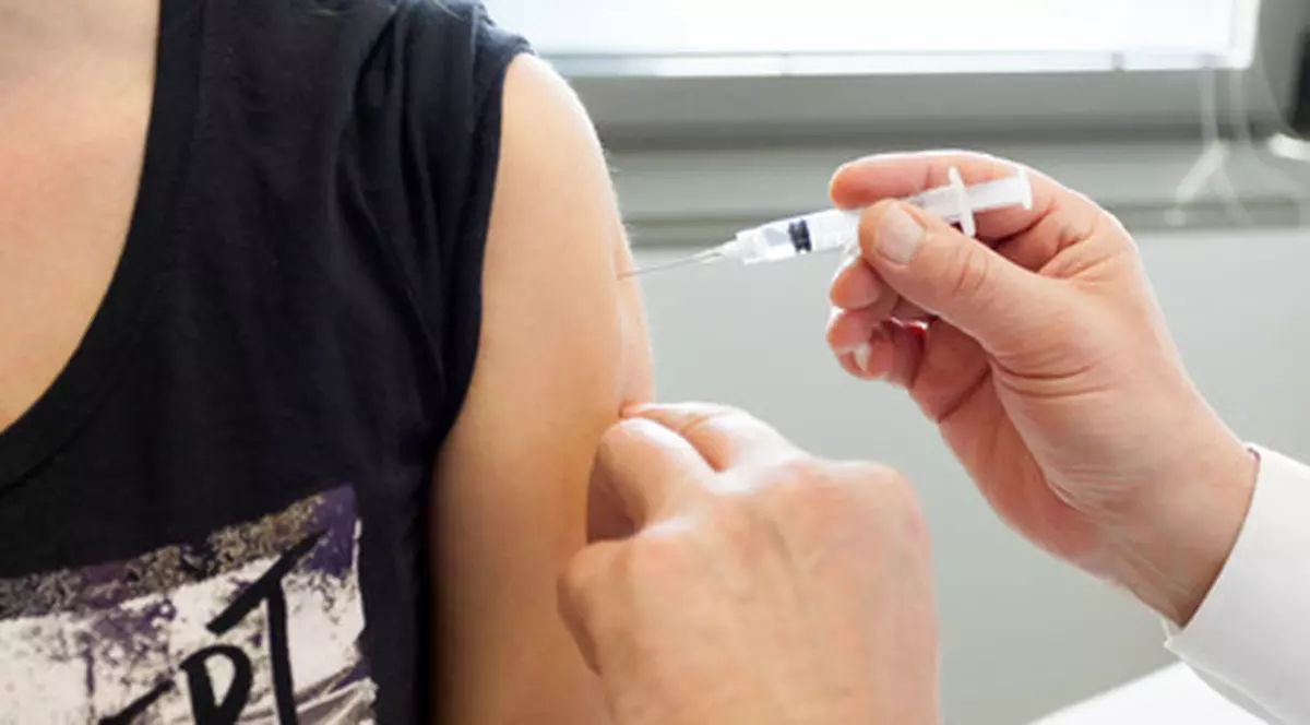 Un medic fals a infestat cu HIV zeci de oameni, pretizând că îi tratează pentru tuse și răceală