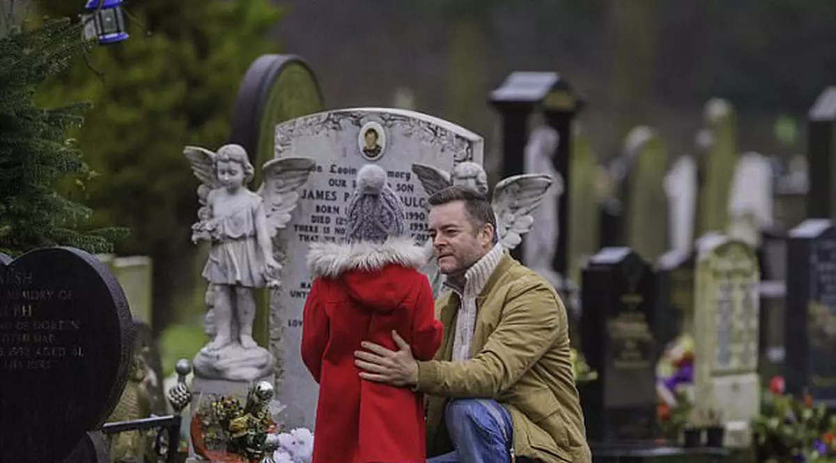 GALERIE FOTO | Momentul emoționant în care o fetiță plânge la mormântul fratelui ei