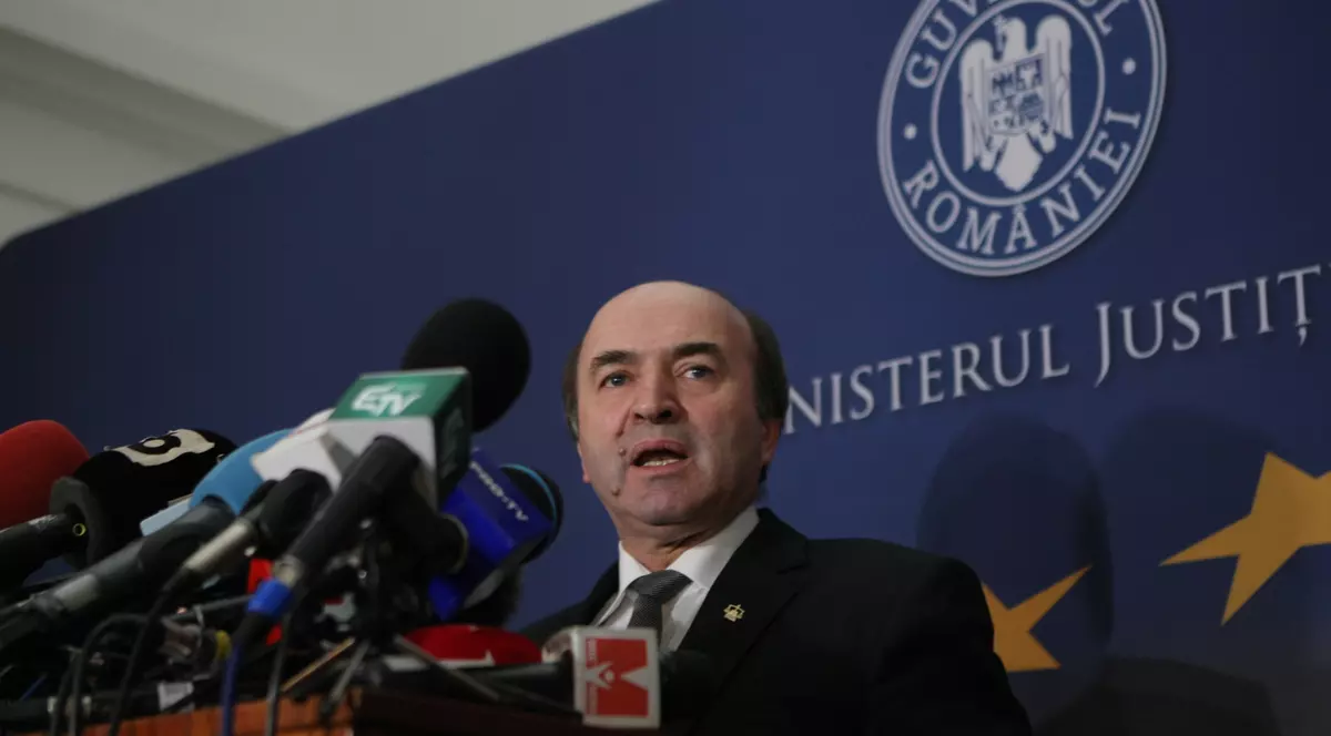 Tudorel Toader s-a întâlnit cu premierul Viorica Dăncilă. Tudorel Toader, la pupitrul de la Ministerul Justiției, în timpul unei conferințe de presă