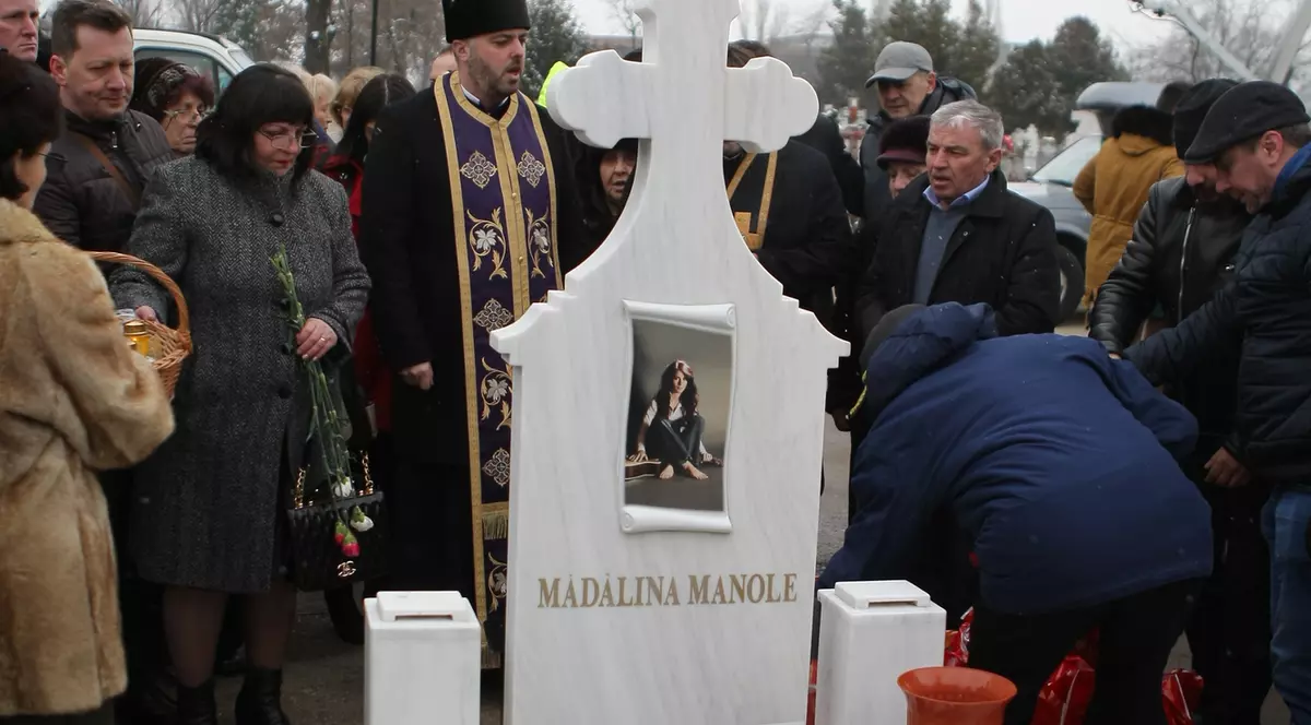 Război și dragoste la 8 ani de la moartea Mădălinei Manole. Pomeni împărțite pentru ”fata cu părul de foc”