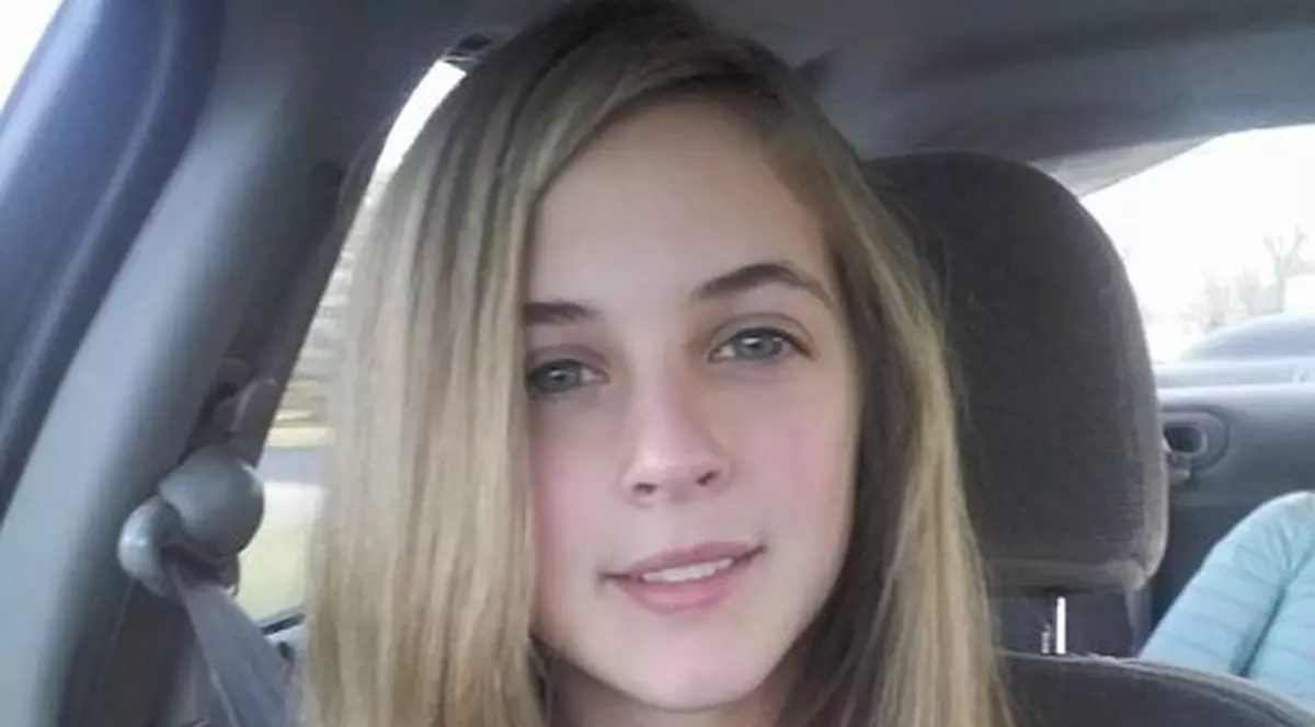 FOTO | Un tată și-a tuns fiica drept pedeapsă pentru că și-a făcut șuvițe blonde de ziua ei. Cazul e anchetat de poliție