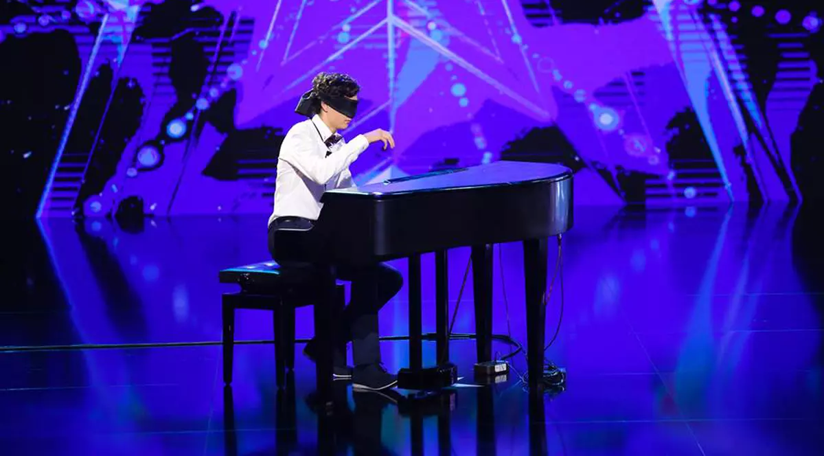 La 17 ani, Alvaro Stoian a cântat la pian legat la ochi la Românii au talent