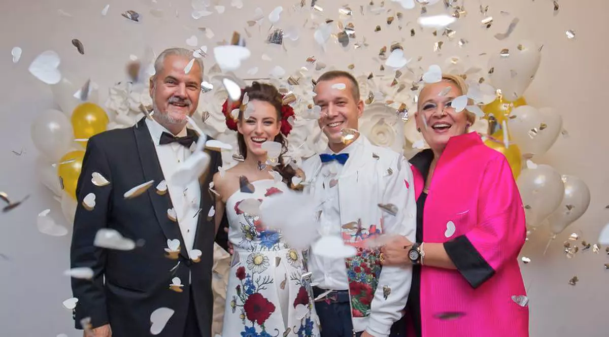 Cum arată nora lui Adrian Năstase în costum de baie. Fiul cel mare al fostului premier al României și soția sa, aniversare departe de ochii lumii