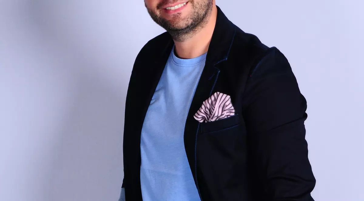 Andrei Ștefănescu va prezenta matinalul de weekend la Antena Stars, alături de Nasrin Ameri