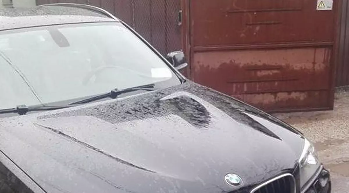 O mașină cu ecuson cu însemnele Camerei Deputaților a blocat poarta unei femei din Arad care avea o urgență medicală