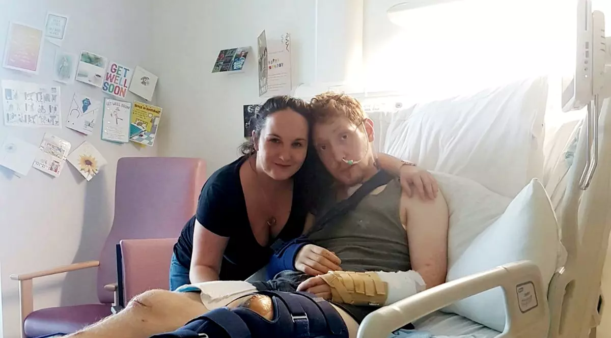 Un tânăr care a văzut moartea cu ochii spune că dragostea iubitei lui l-a adus înapoi la viață