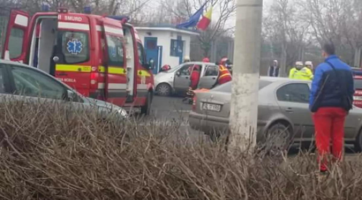 Două mașini s-au ciocnit în Galați