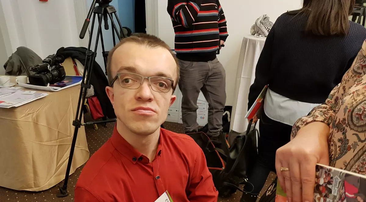 Soarta tânărului cu boală rară. Izolat de mic, mereu scos ”în afara vieții”