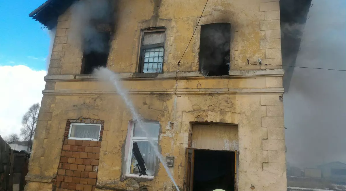 O mamă şi copilul ei au suferit arsuri grave într-un incendiu în judeţul Braşov