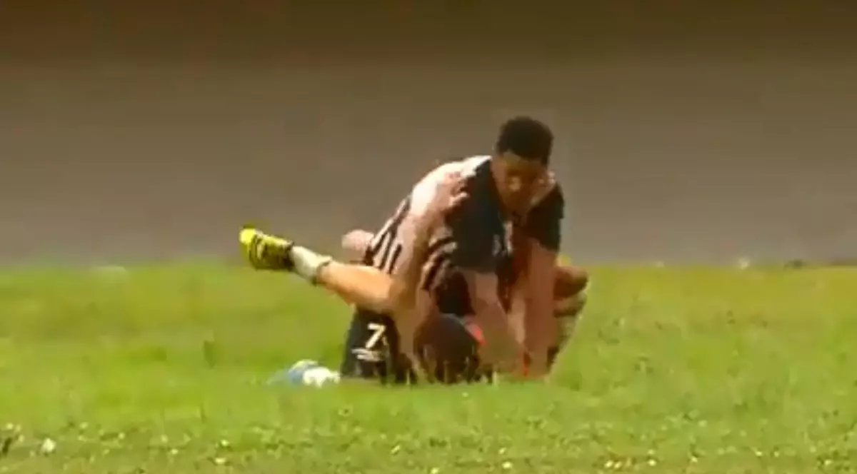 Fotbalistul brazilian Jefferson Reis a bătut un copil de mingi în timpul unui meci