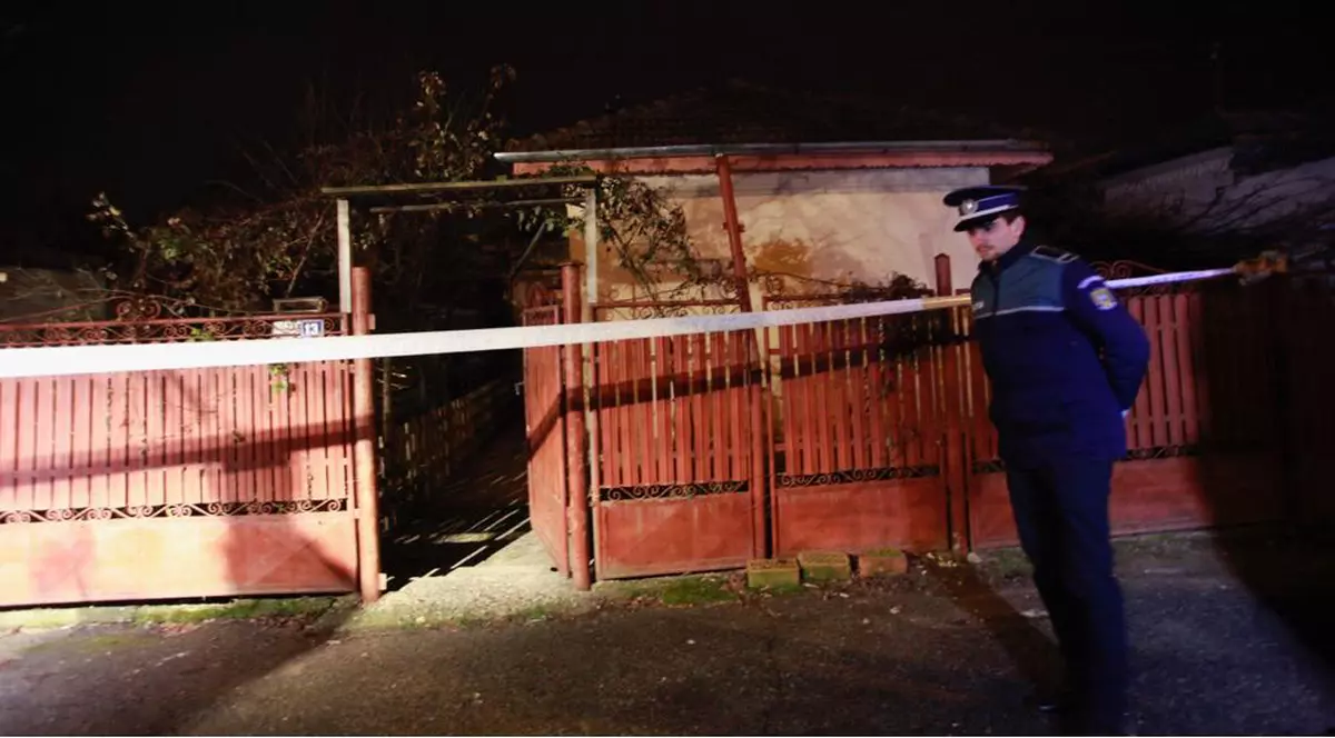 FOTO/Un tânăr și-a înjunghiat mortal unchiul, fost cadru militar. Vecinii spun că se droga şi avea un anturaj dubios