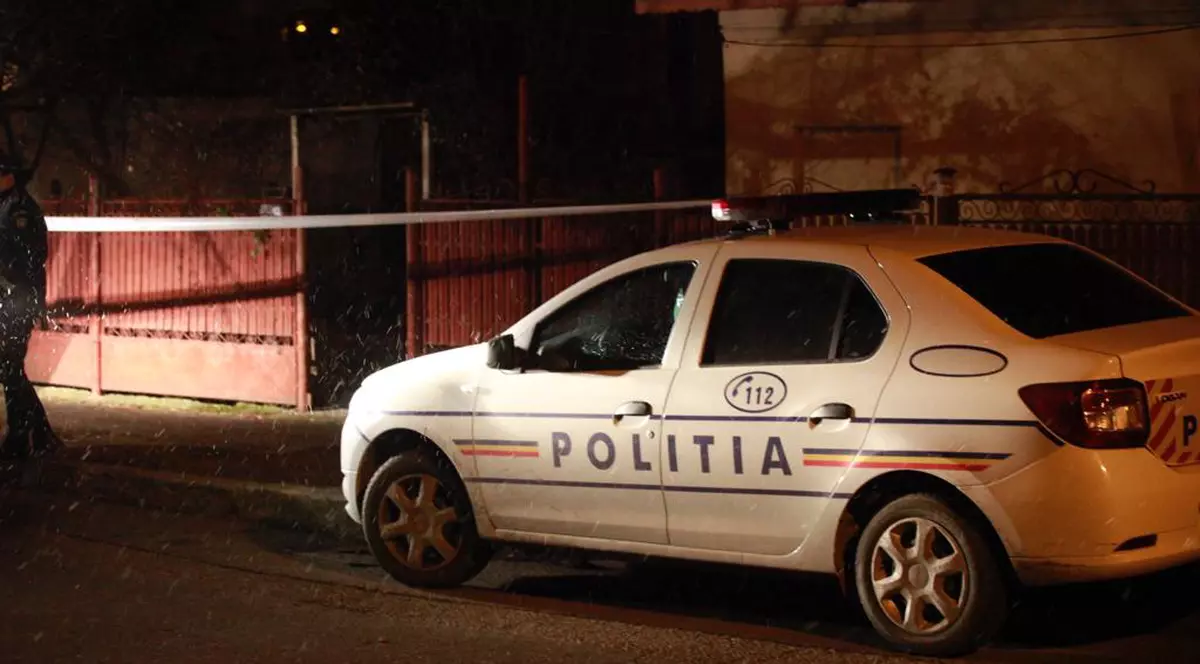 O femeie şi doi bărbați, reţinuţi după ce ar fi obligat tinere să se prostitueze în Marea Britanie