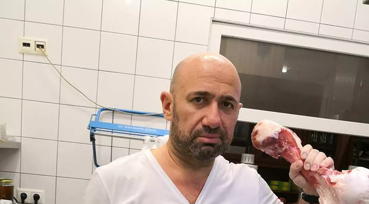 Cum a petrecut Cătălin Scărlătescu Ziua Îndrăgostiților. “Țin regim de la mâncare, dar nu țin regim de la femei”