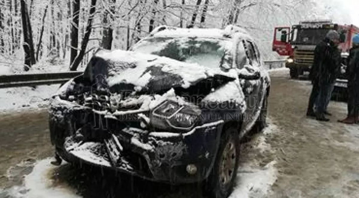 Cinci accidente din cauza zăpezii în Botoşani