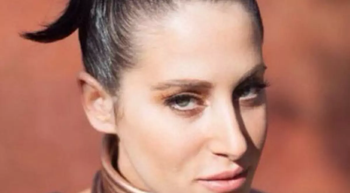 FOTO | A purtat timp de 5 ani inele din metal pentru a-și lungi gâtul. Iată cum arată acum "femeia-girafă"