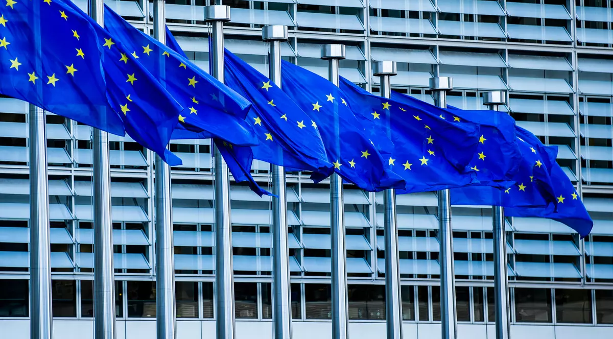 Raportul MCV e mai dur pentru România. Mai multe steaguri ale UE, fluturând