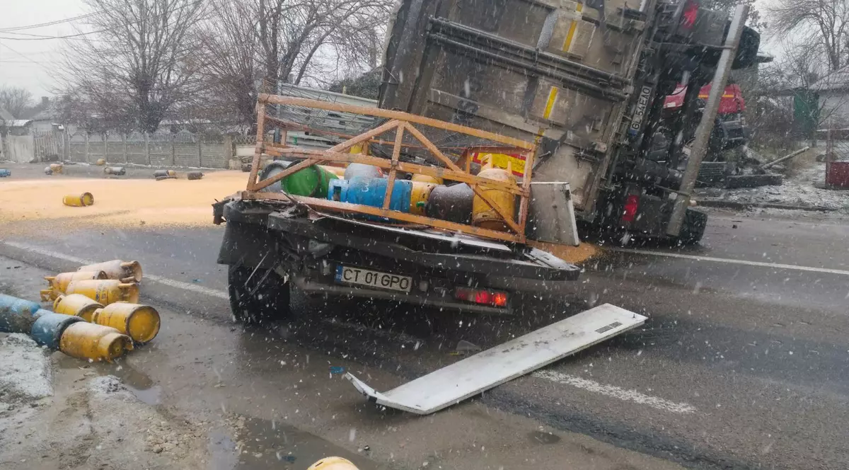 Un TIR s-a răsturnat peste o mașină care transporta butelii pline cu gaz, în județul Constanța/VIDEO&FOTO