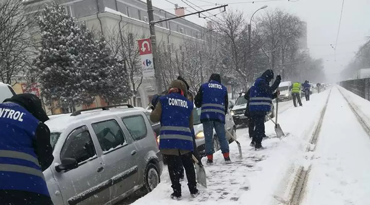 Controlorii au curățat de zăpadă stațiile RATB din București