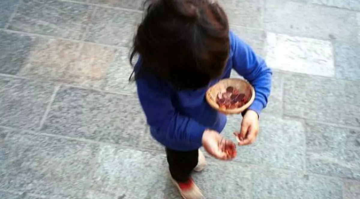 Trimişi de părinţi, zi şi noapte, la cerșit