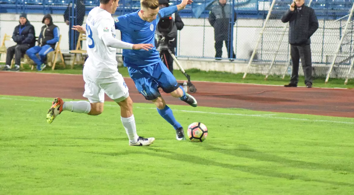 Bogdan Ungurusan (S) si Ionut Pantiru (D) in meciul de fotbal dintre CSM Politehnica Iasi si FC Botosani, din play out-ul Ligii 1 Orange, disputat pe stadionul Emil Alexandrescu din Iasi, sambata 8 aprilie 2017. SPORT PICTURES